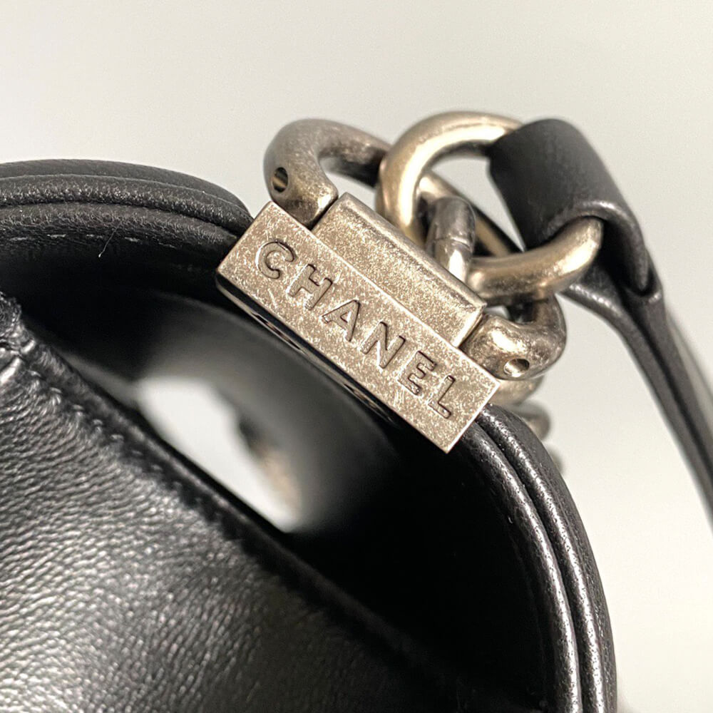 BOY CHANEL HANDBAG(TAX-FREE GRADE)